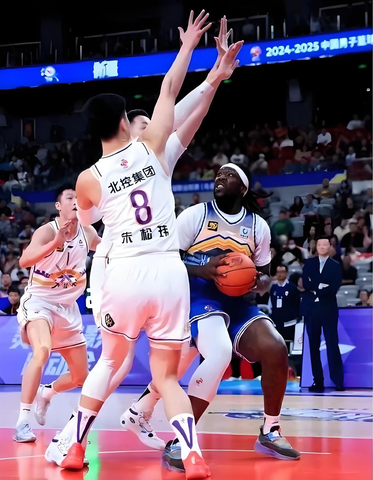 实力强劲球队犯错频频，反思成败之道