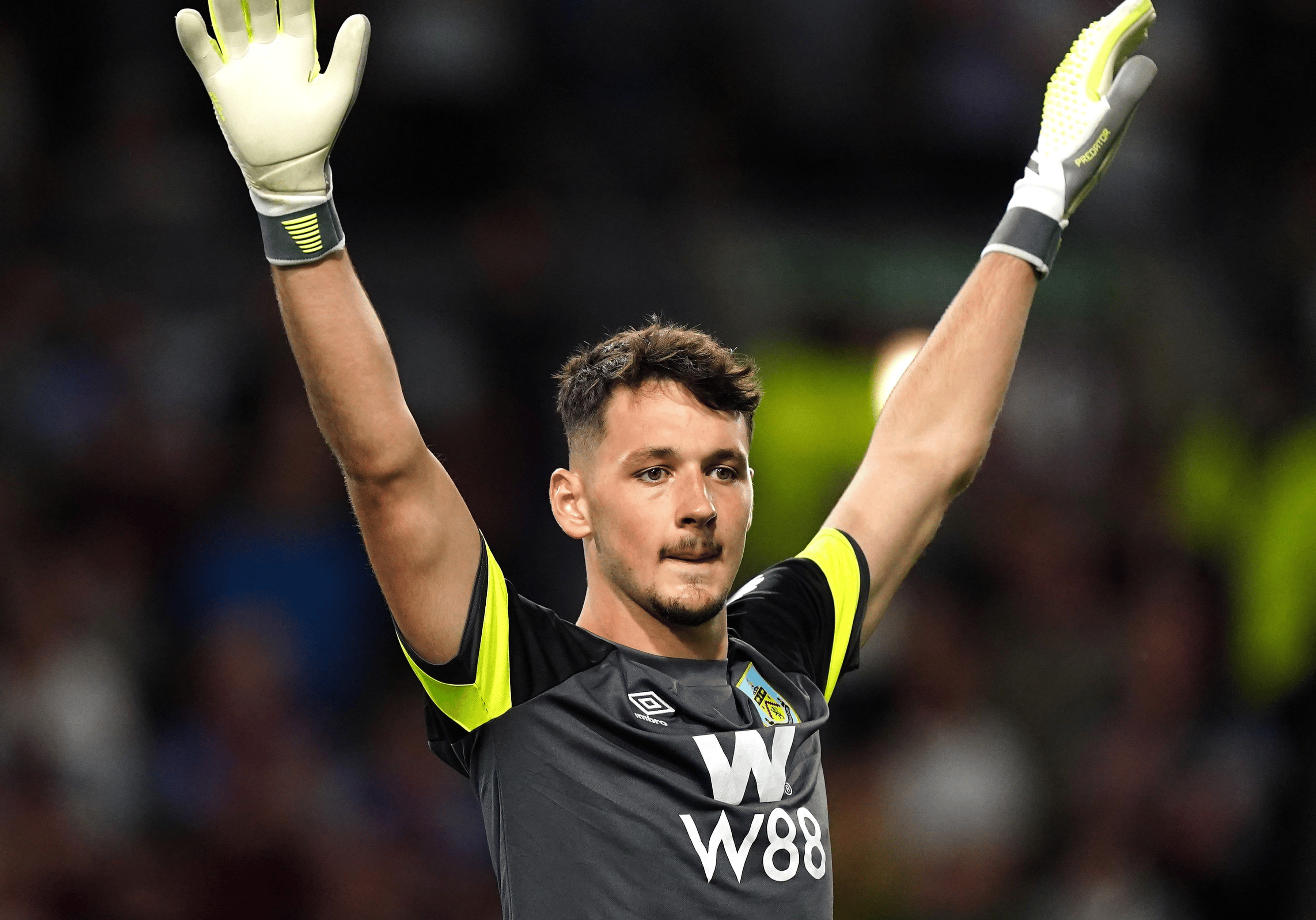 伯恩利门将神勇发挥,力保不失球门的简单介绍 伯恩利门将神勇发挥,力保不失球门的简单介绍