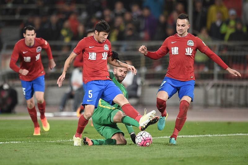 开云体育app-球队主教练表现争议，球迷意见分歧