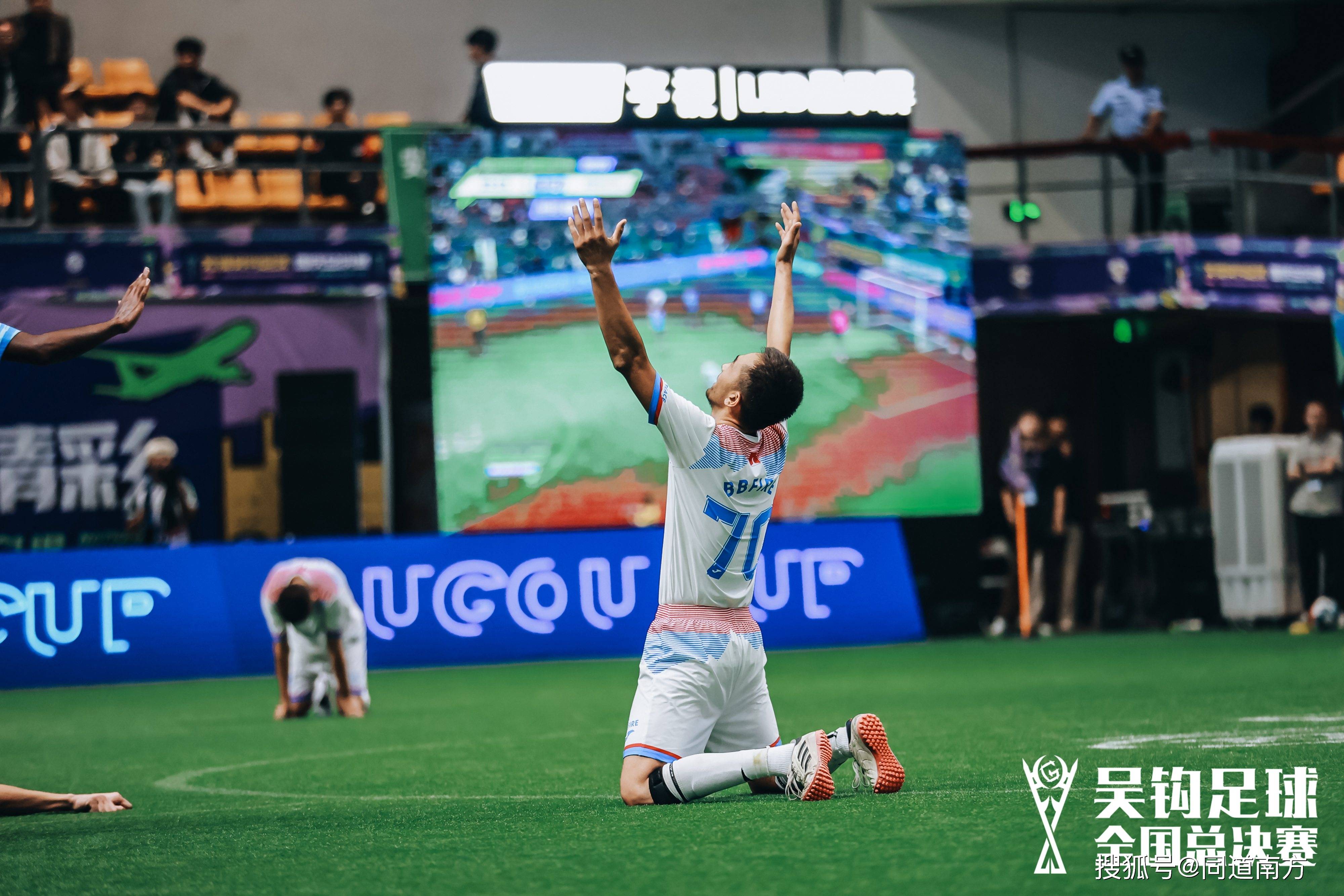 开云体育网页版-包含足球职业联赛火热展开，球队冲刺胜利的辉煌的词条