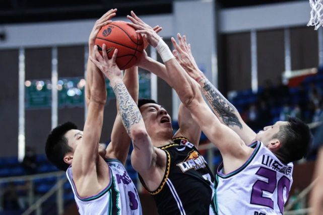 依靠内线优势打破对手防线掌控节奏