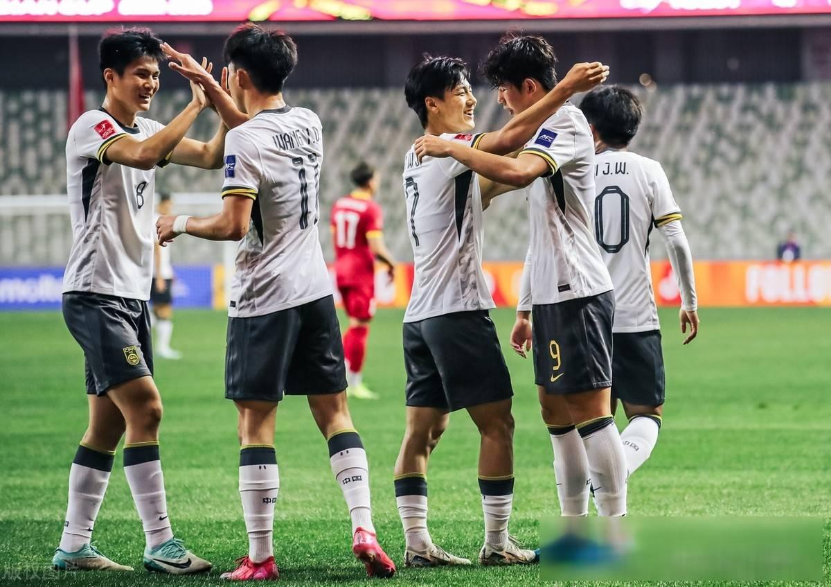 开云体育官方入口-关于足球技战术博弈激烈，球员拼搏争胜无畏的信息