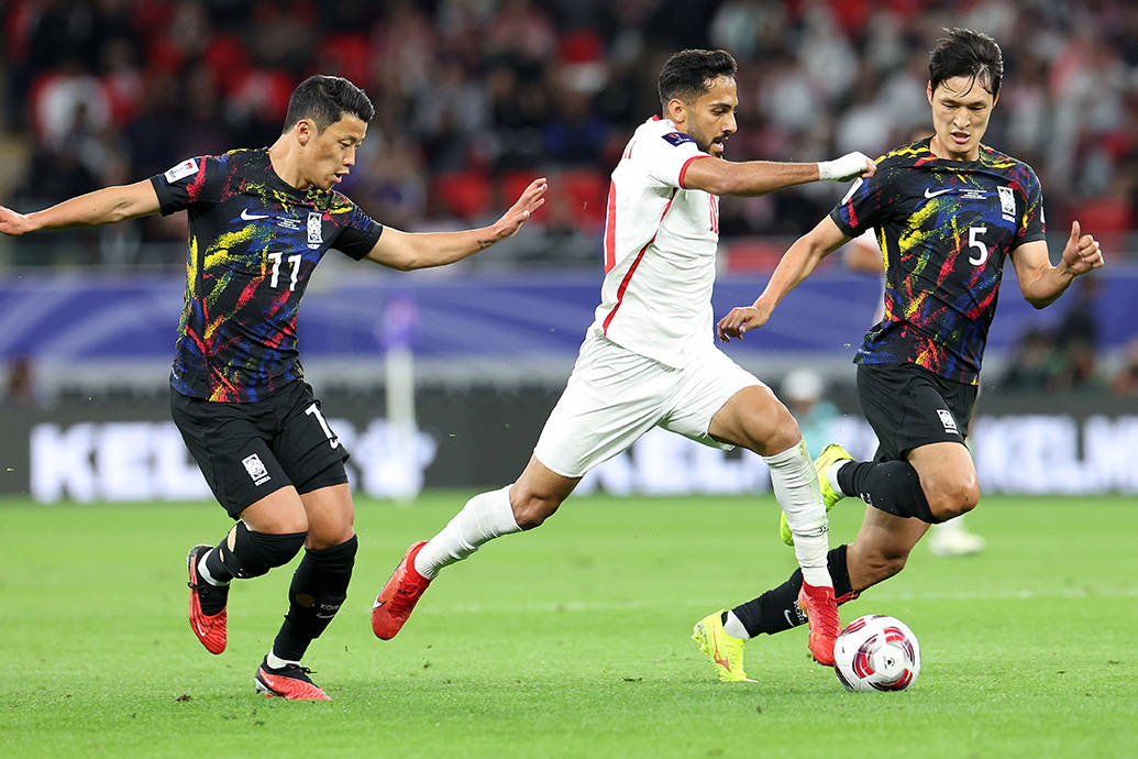 关于足球技战术博弈激烈，球员拼搏争胜无畏的信息