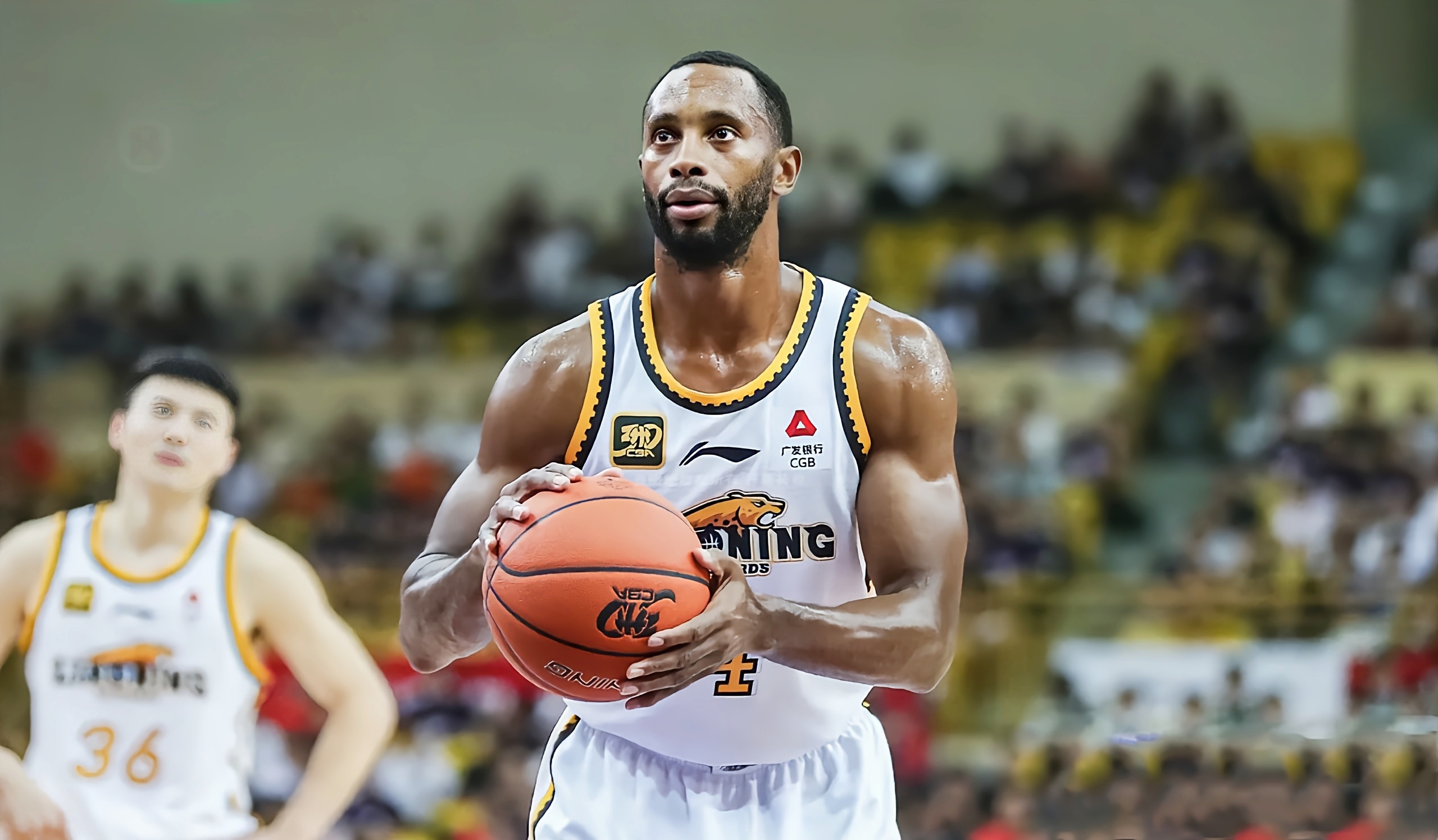 爵士内线中锋防守坚决,限制对手得分助球队取胜 爵士内线中锋防守坚决,限制对手得分助球队取胜