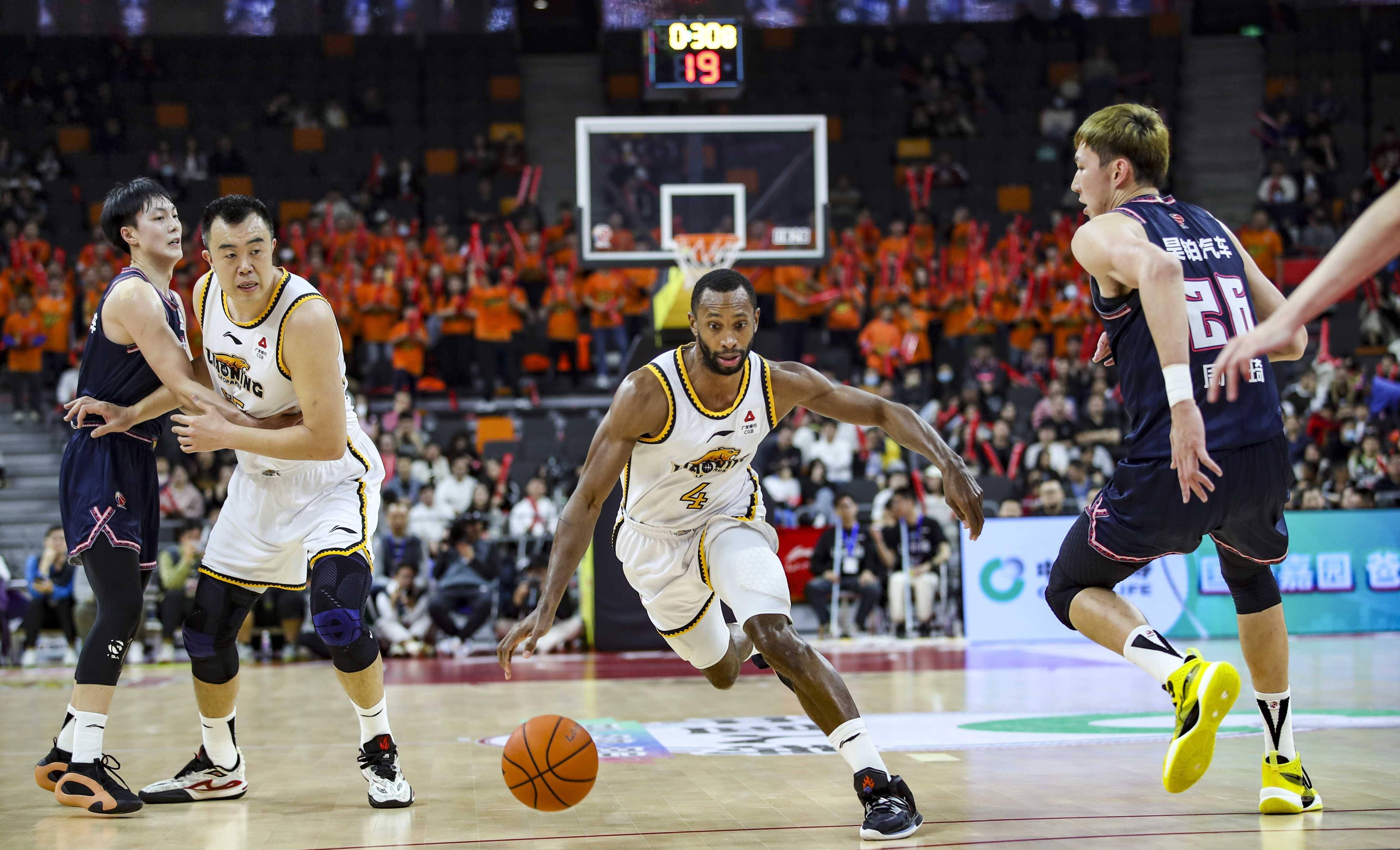 球场上的篮球明星们诠释团队合作精神 球场上的篮球明星们诠释团队合作精神