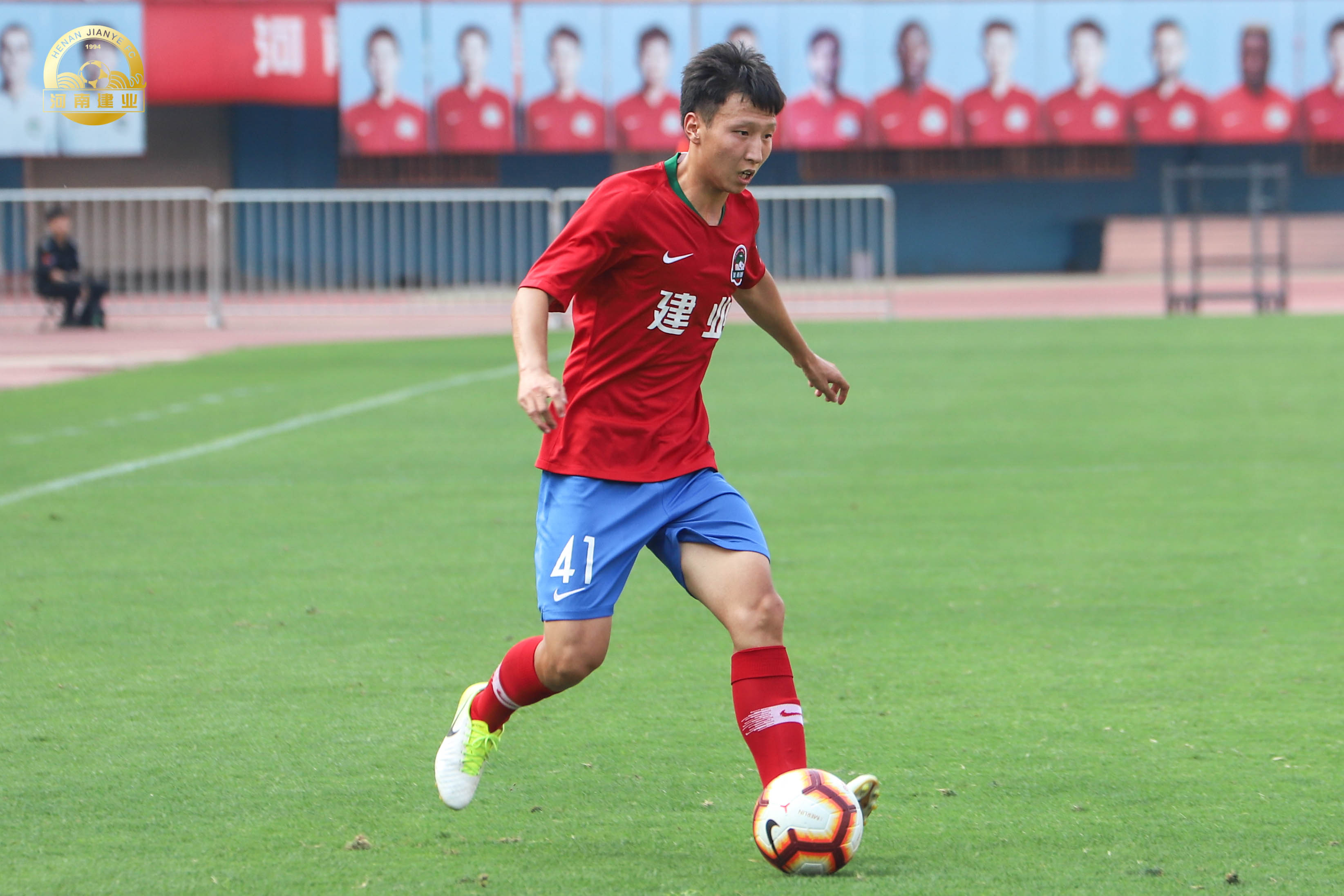 包含建业队年轻球员表现抢眼，成为球队未来希望的词条