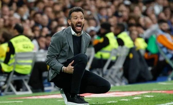 瓦伦西亚主场表现不佳,球迷失望 瓦伦西亚主场表现不佳,球迷失望