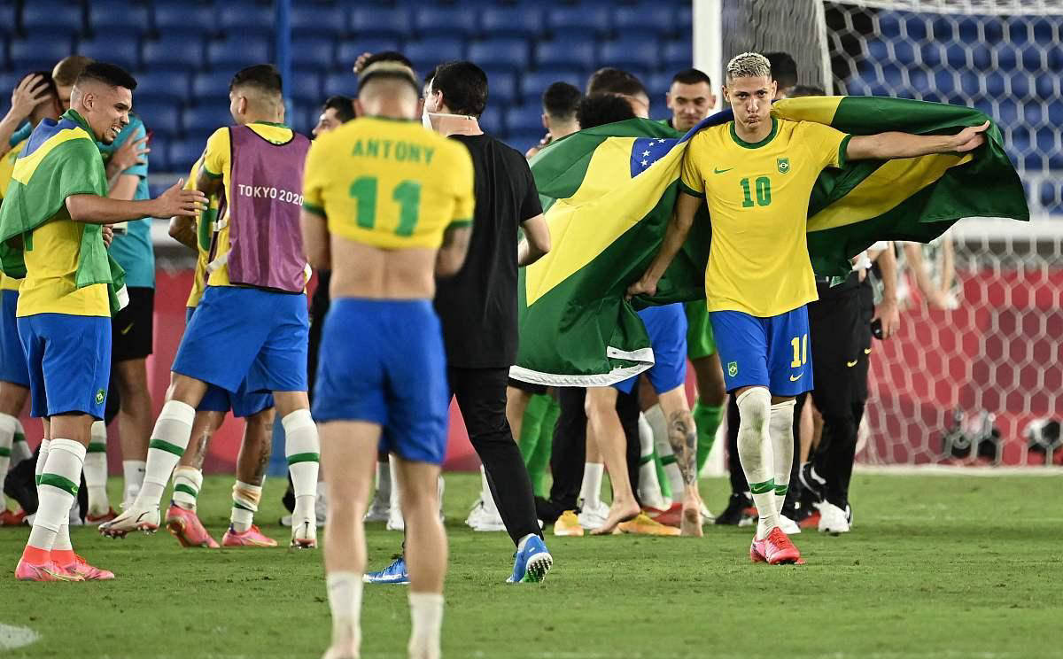 开云体育下载-南美球队奋力拼搏，国际篮球比赛场上展现拼劲