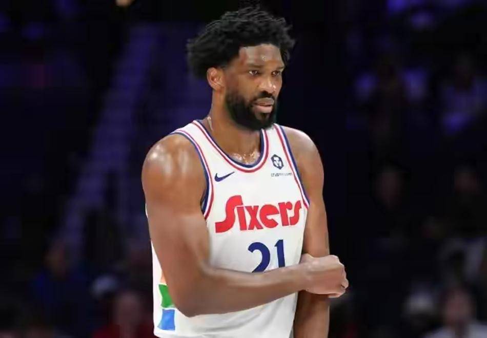 恩比德强势篮板,率人队取得胜利 恩比德强势篮板,率人队取得胜利