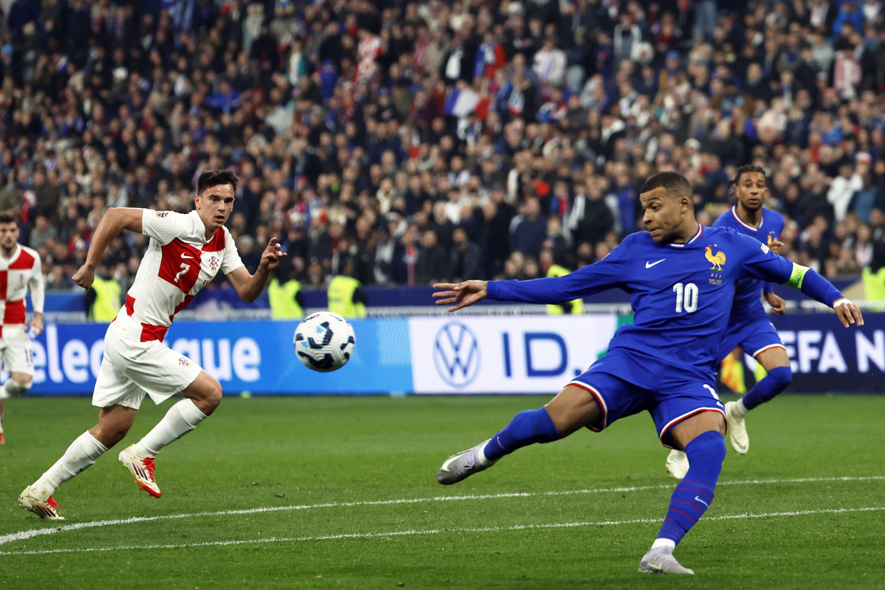 关于欧国联比赛中球队的较量十分激烈的信息 关于欧国联比赛中球队的较量十分激烈的信息