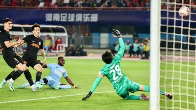 球员状态神勇,比赛中频频破门得分 球员状态神勇,比赛中频频破门得分