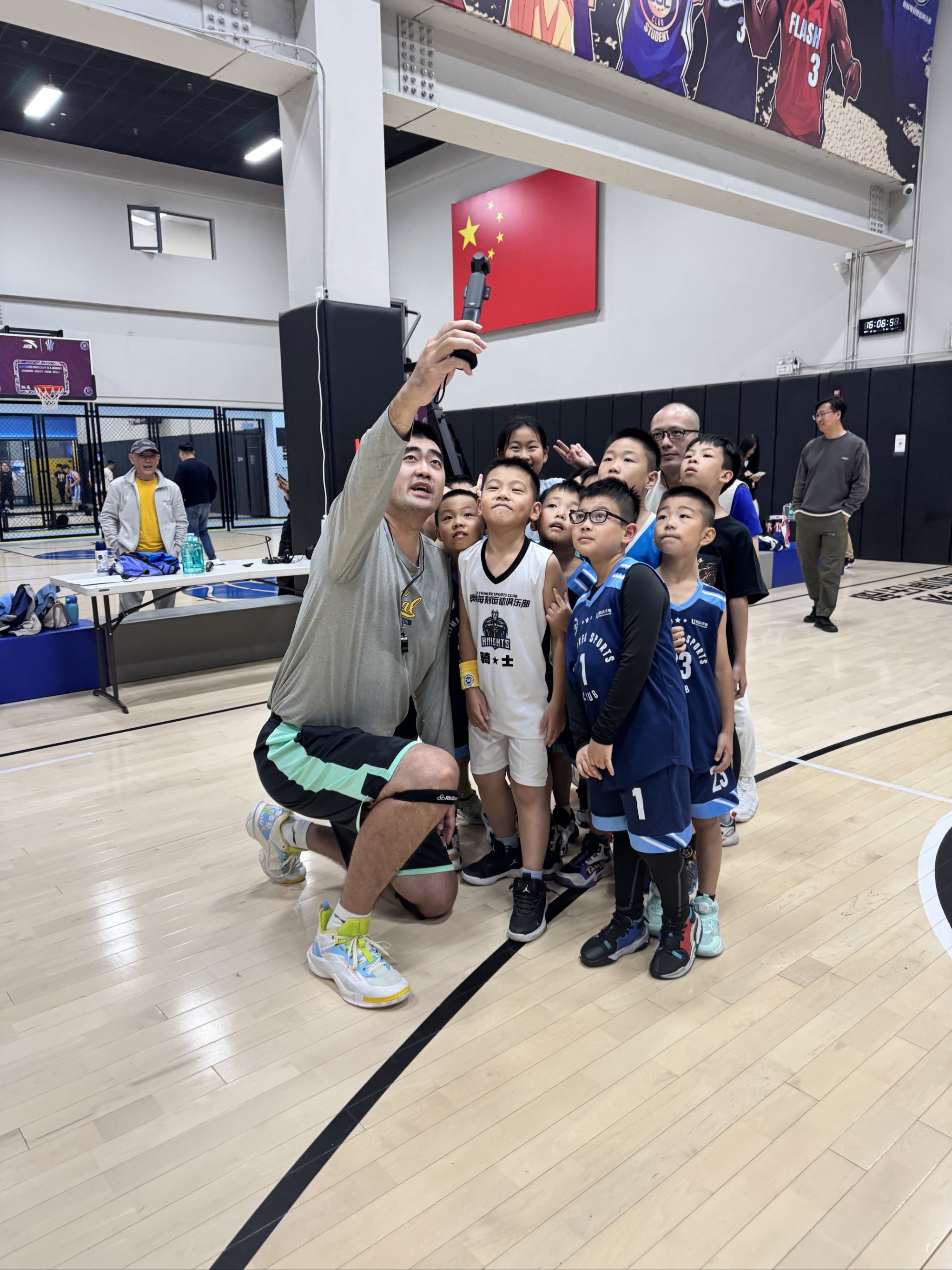 球员们在训练中互相鼓励，共同提高技术水平