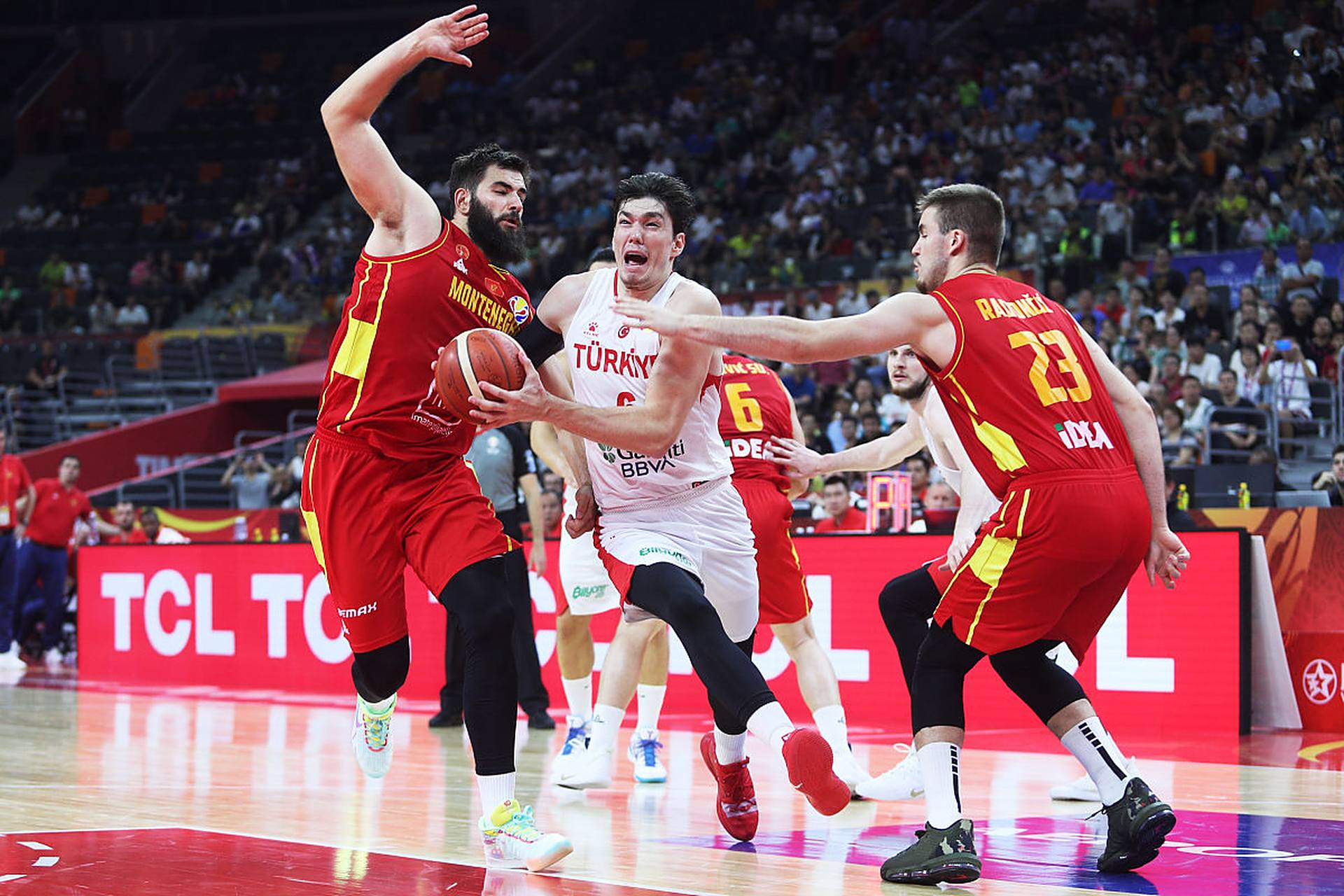 关于顶级篮球赛事引发热议，各方球迷掀起热潮的信息