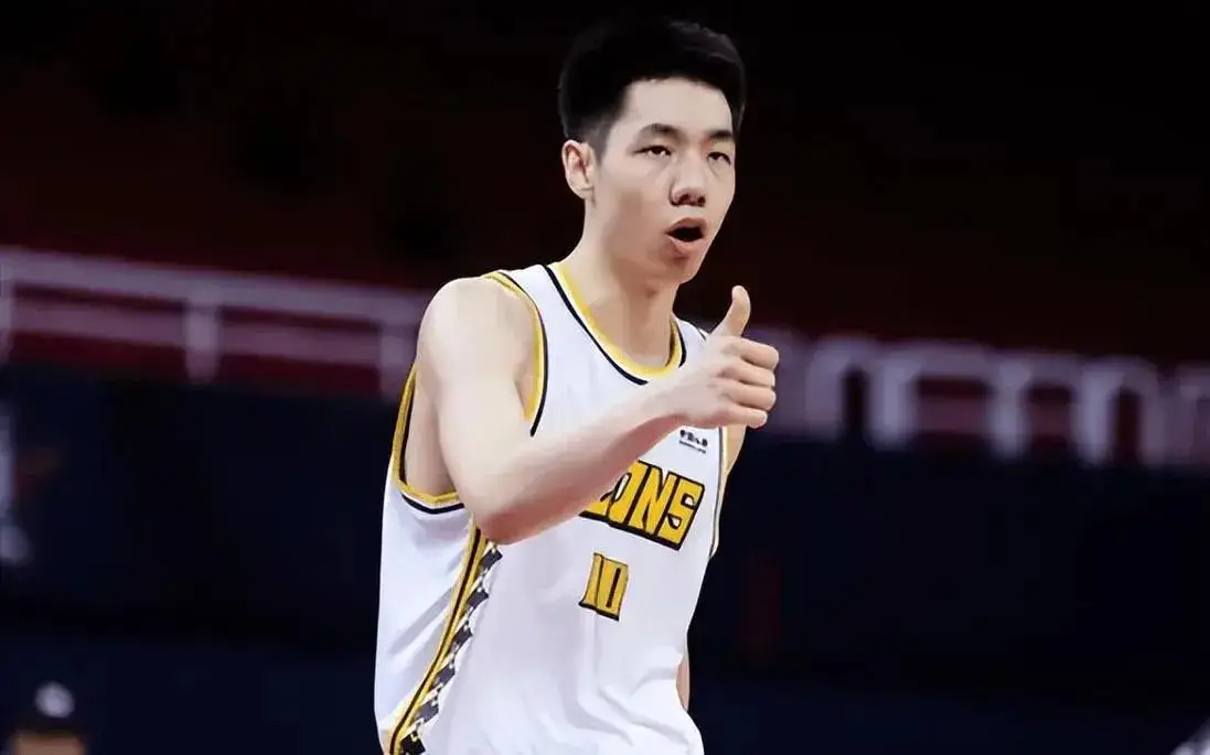 广厦男篮晋级总决赛，期待捧起冠军奖杯