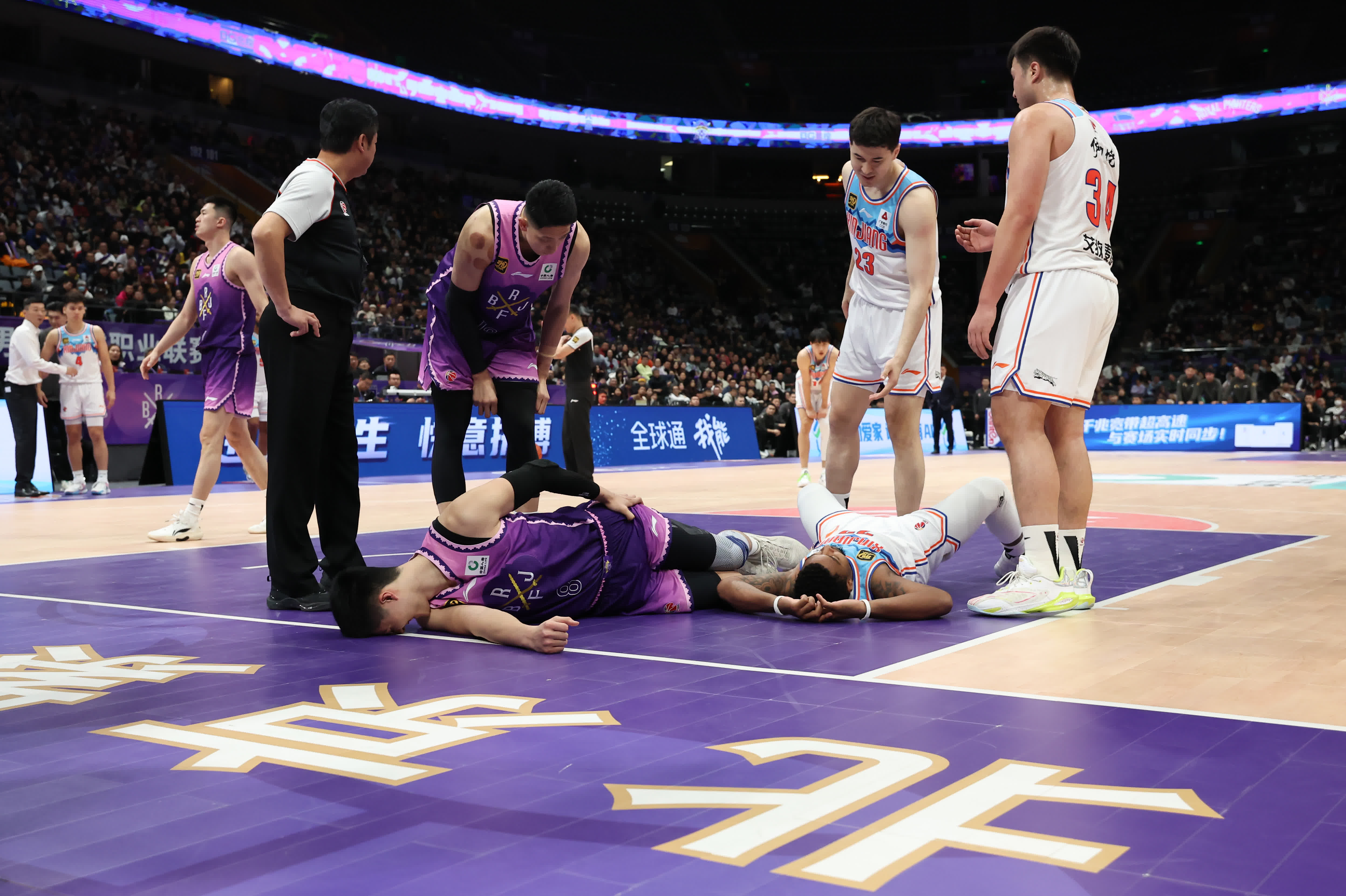 开云体育亚洲官网-CBA比赛引发球迷激情争议